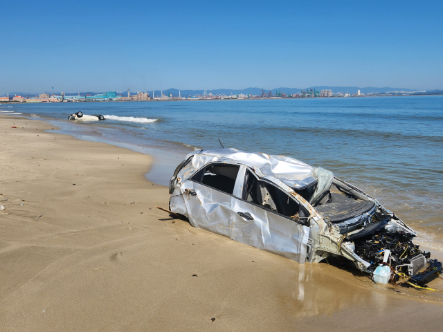 지난 2022년 포항시 남구 도구해수욕장 앞 해변에 승용차가 부서진 채 바닷물에 잠겨 있다. 태풍 