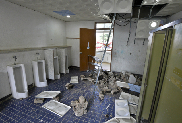 경주시내 한 초등학교 부설유치원 건물 2층 화장실 바닥에 지진으로 천장 일부가 내려앉으면서 떨어진 시멘트 벽돌이 널려있다. 매일신문 DB.