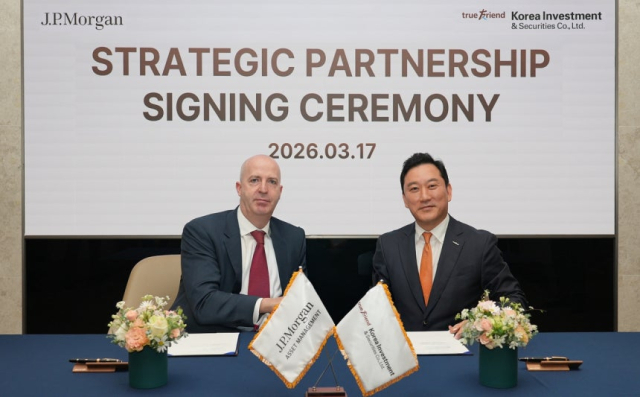 김성환(오른쪽) 한국투자증권 사장이 17일 댄 왓킨스(Dan Watkins) JP모간자산운용 아시아태평양 대표와 서울 여의도 한국투자증권에서 열린 MOU 체결식에서 기념촬영을 하고 있다. 한국투자증권
