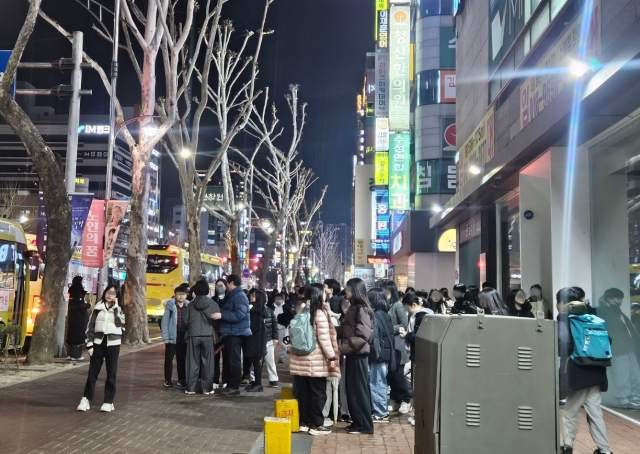 지난 16일 밤 9시 45분쯤 찾은 대구 수성구 범어동 학원가. 한 학원 건물 입구에서 초등학생 수십 명이 한꺼번에 쏟아져 나왔다. 이미 인도 위에도 족히 30명은 돼 보이는 아이들이 학원 강사의 안내에 따라 줄을 서 셔틀버스를 기다리고 있었다. 윤정훈 기자