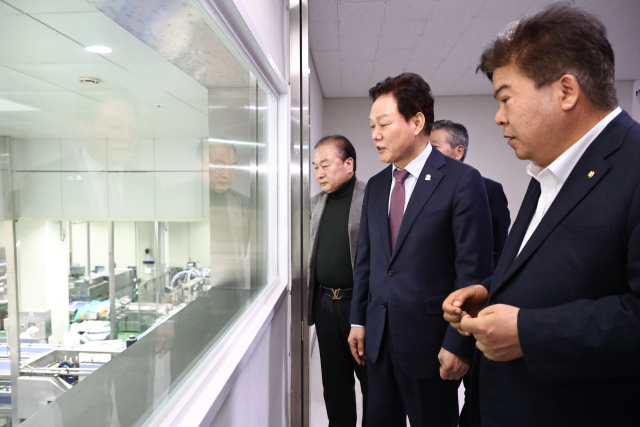 박 지사는 17일 김해 축산물 유통 거점 부경축산물공판장을 찾아 축산물 수급 상황을 살폈다. 경남도 제공