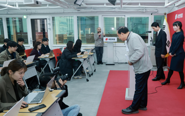 국민의힘 이정현 공천관리위원장이 16일 서울 영등포구 여의도 중앙당사에서 충북도지사 후보 공천 심사 결과를 발표한 뒤 인사하고 있다. 이 위원장은 이날 김영환 충북도지사를 컷오프(공천배제)하는 동시에 추가 공천 접수를 진행한다고 밝혔다. 연합뉴스