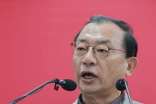 국민의힘 이정현 공천관리위원장이 16일 서울 영등포구 여의도 중앙당사에서 충북도지사 후보 공천 심사 결과를 발표하고 있다. 이 위원장은 이날 김영환 충북도지사를 컷오프(공천배제)하는 동시에 추가 공천 접수를 진행한다고 밝혔다. 연합뉴스