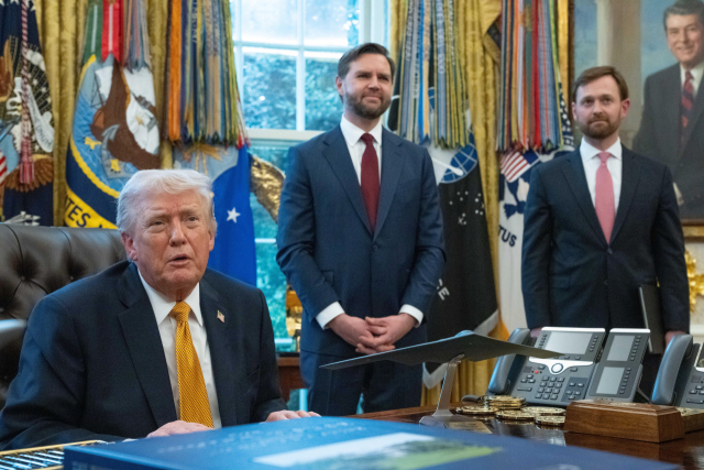 16일(현지시간) 도널드 트럼프 미국 대통령과 JD 밴스 부통령, 앤드루 퍼거슨 연방거래위원회(FTC) 위원장이 워싱턴DC 백악관 집무실에서 열린 행정명령 서명 행사에 참석했다. UPI 연합뉴스