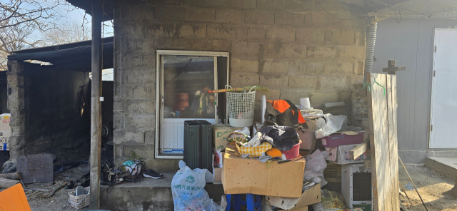 성훈 군과 동생이 공부하는 아랫채는 창고보다 사정이 더 열악하다. 성주군 제공