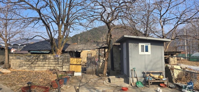 김남수 씨 집 대문앞 전경. 대문 밖에 화장실(오른쪽 패널 건물)이 있다. 성주군 제공