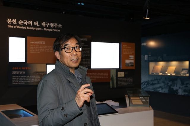정인열 광복회 대구시지부 사무국장이 대구형무소역사관에서 대구형무소를 거쳐간 독립운동가들의 이야기를 들려주고 있다. 김도훈 기자