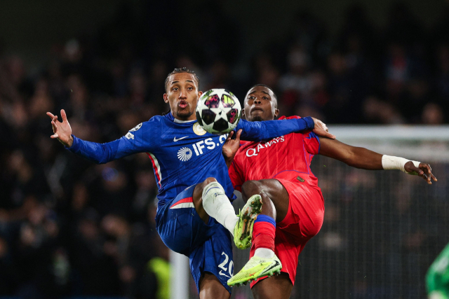 첼시의 주앙 페드로가 18일 영국 런던의 스탬포드 브리지에서 열린 2025-2026 UEFA 챔피언스리그 16강 2차전 도중 PSG의 윌리엄 파초와 공을 다투고 있다. AFP 연합뉴스