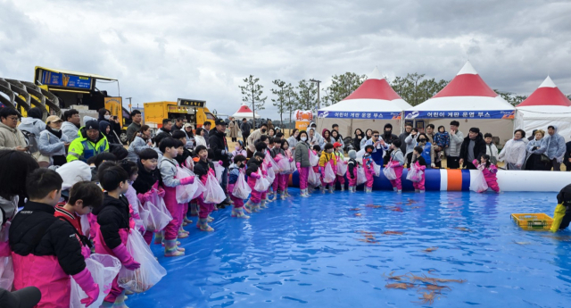 지난해 해파랑공원 일원에서 열린 제28회 영덕대게축제에서 어린이들이 대게잡이 체험을 하며 즐거운 시간을 보내고 있다. 영덕군 제공