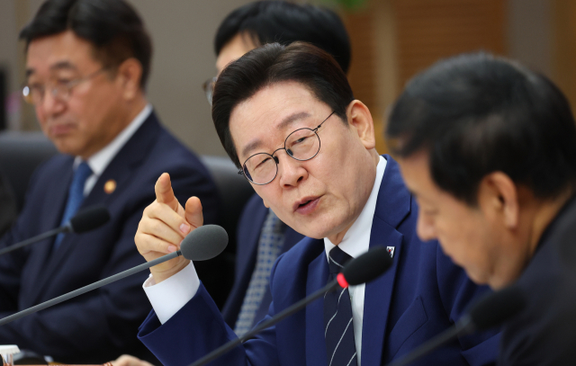 이재명 대통령이 17일 정부세종청사에서 열린 국무회의에서 구윤철 부총리 겸 재정경제부 장관과 대화하고 있다. 연합뉴스