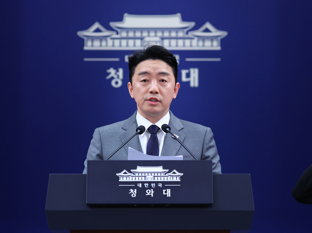 이재명 대통령 전략경제협력 특사로 아랍에미리트(UAE)를 방문하고 귀국한 강훈식 비서실장이 18일 청와대 춘추관에서 특사 활동 관련 브리핑을 하고 있다. 연합뉴스