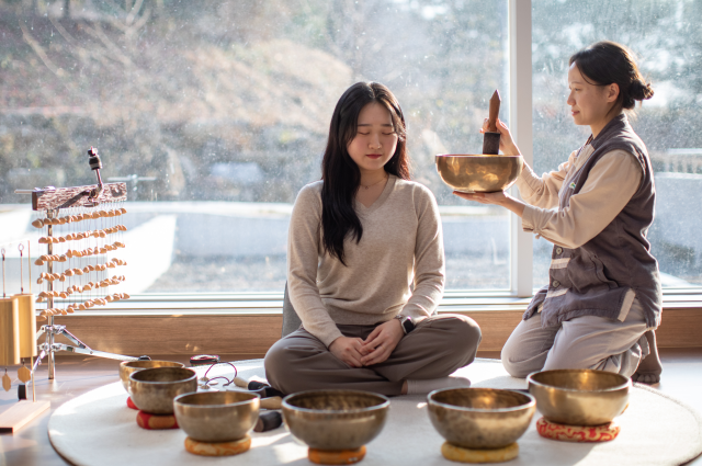 국립산림치유원 이용객이 명상 체험을 하고 있다. 국립산림치유원 제공