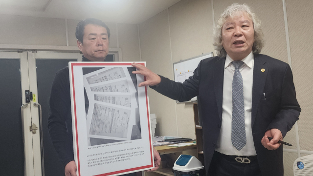 최기영 봉화군수 출마 예정자 캠프 관계자가 기사와 기사에 첨부된 사진을 설명하면서 기사에서 