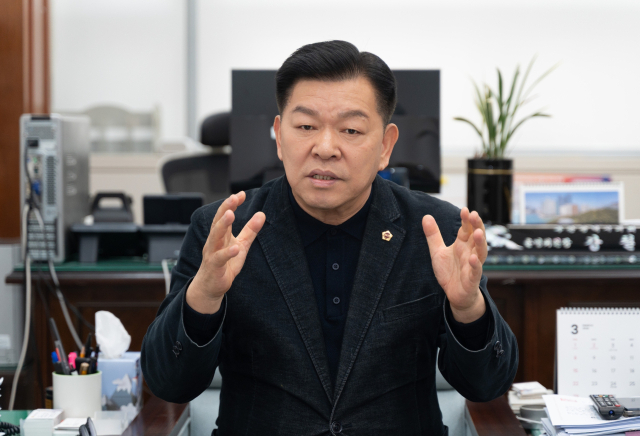 강철호 부산시의회 운영위원장이 의정 방향과 정책 구상을 설명하고 있다. [사진=부산언론협회]