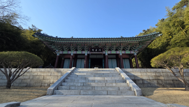 현충사는 이순신 장군이 노량해전에서 전사한 지 약 100여 년 뒤인 1706년 설립됐다. 1707년 조선 숙종이 