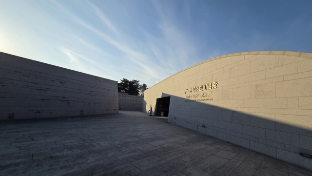 이순신 장군과 아산 현충사를 소개하는 충무공이순신기념관은 전시관, 교육관, 사무동 등 3개의 공간으로 구성돼 있다. 김정규 기자