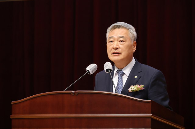 김회천 신임 한수원 사장이 17일 취임해 직원들에게 취임사를 하고 있다. 한수원 제공