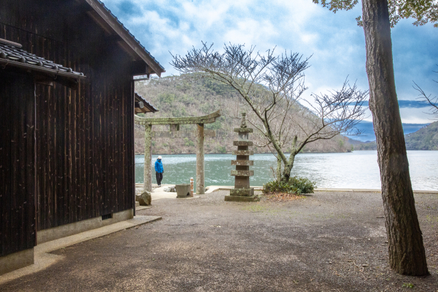 헤키레키 신사. 바다를 향해 서있는 도리이가 묘한 분위기를 자아낸다. 김도훈 기자