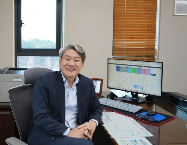 이재혁 경북개발공사 사장이 자신의 집무실 컴퓨터 책상에 앉아서 공사의 앞으로의 비전과 취임 5년 간의 소회에 대해 이야기 하고 있다. 경북개발공사 제공