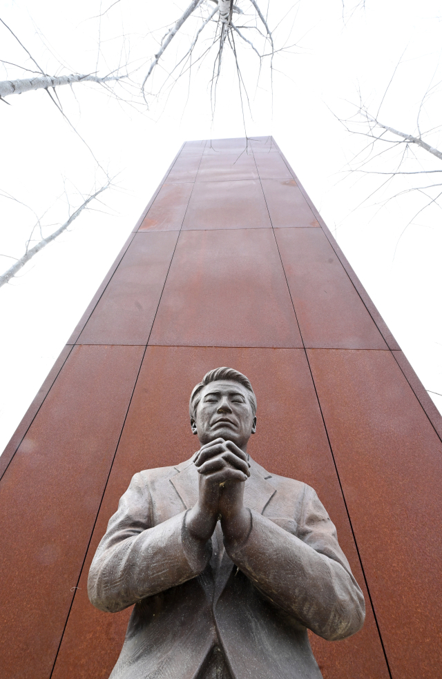 제정구 커뮤니티센터 입구에는 바른 세상을 향한 염원을 기리는 