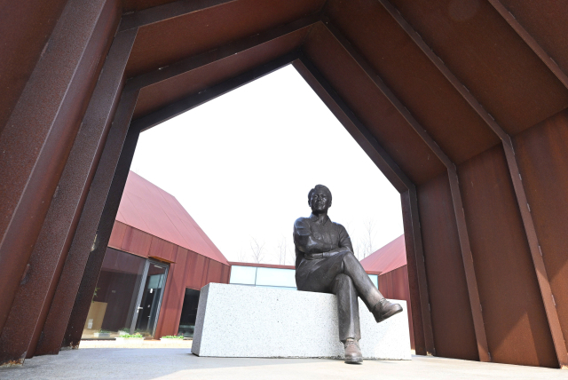 제정구 커뮤니티센터 전시실 내부는 회색과 검은색,나무색 세가지의 단순한 색감으로만 구성되어 있다.김승권 기자