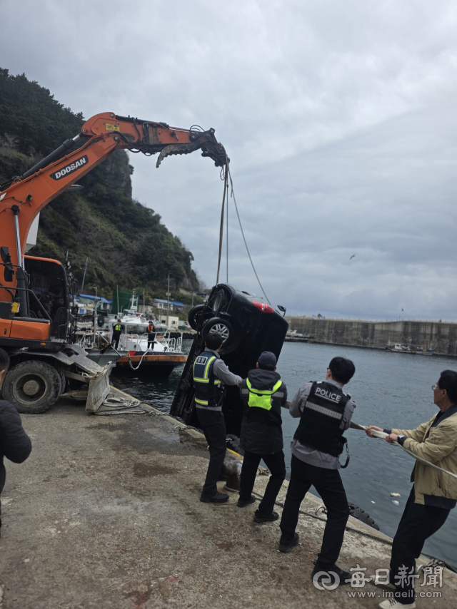 18일 경북 울릉도 저동항 내에 주차한 승합자가 원인모를 이유로 바다에 빠지는 사고가 발생했다. 해경은 장비를 동원해 차량을 인양하고 있다. 독자제공