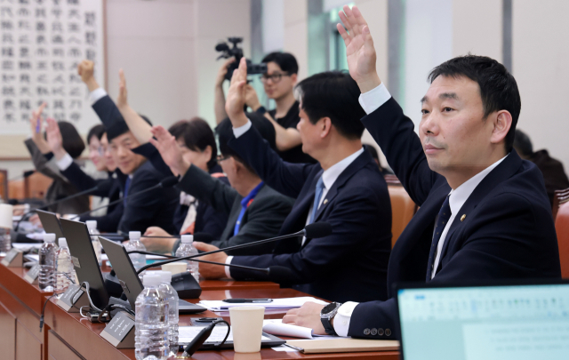 18일 국회에서 열린 법제사법위원회 전체회의에서 더불어민주당 법사위원들이 중대범죄수사청 설치법안 상정에 대해 찬성 표결하고 있다. 연합뉴스