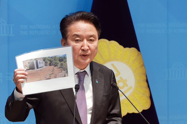 김영환 충북도지사가 18일 국회 소통관에서 국민의힘 공천관리위원회가 본인을 공천 배제 결정한 것, 경찰이 금전 수수 혐의로 구속영장을 신청한 것과 관련해 기자회견을 하고 있다. 연합뉴스