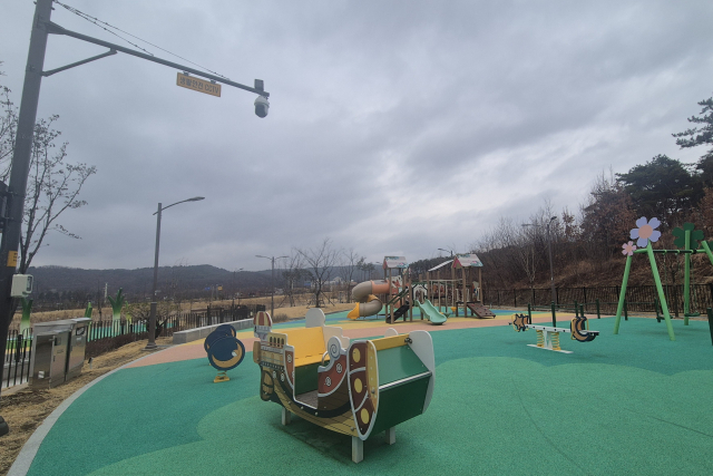 '탄두 사고' 놀이터 CCTV  3개월째 방치…원인 규명 책임론 불거져