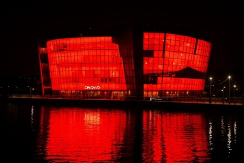 BTS는 보라인데 붉은물결?…