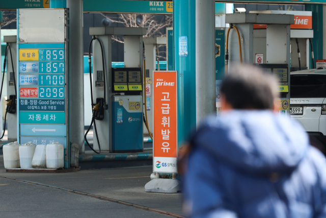 지난달 미국·이란 갈등으로 국제 유가가 오르자 우리나라 수입 제품의 전반적 가격 수준(원화 환산 기준)도 1% 이상 높아졌다. 한국은행이 17일 발표한 수출입물가지수 통계에 따르면 2월 기준 수입물가지수(원화 기준 잠정치·2020년 수준 100)는 145.39로, 1월(143.74)보다 1.1% 상승했다. 작년 7월 이후 8개월 연속 오름세다. 사진은 이날 서울 시내 주유소 모습. 연합뉴스