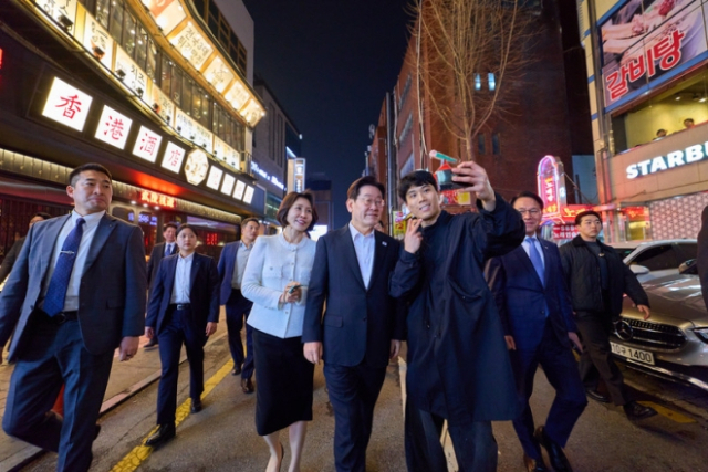 이재명 대통령이 김혜경 여사와 대학로를 찾아 시민들과 소통했다. 청와대 제공