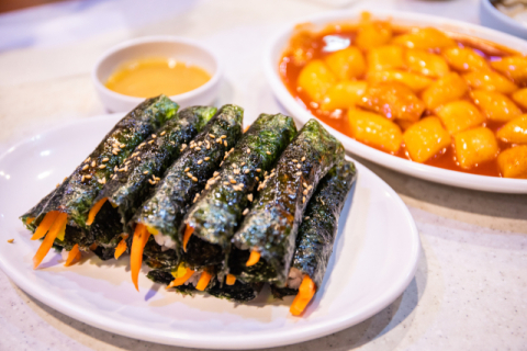돌돌 말린 김밥, 보글보글 끓는 떡볶이…K-분식에 담긴 '맛있는 이야기'