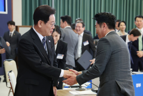 李대통령 옆자리 '개미' 장동민…