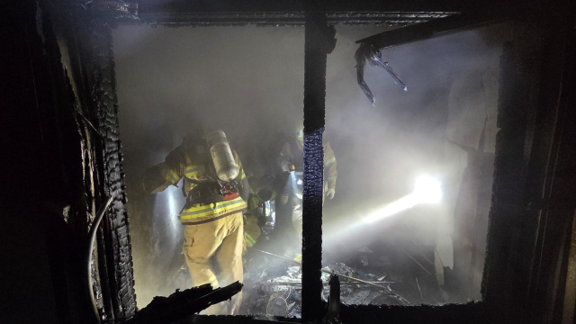 경북 경주시 강동면 한 아파트에서 19일 오전 발생한 화재를 진압하기 위해 진입한 소방대원. 경북소방본부 제공