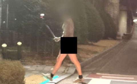 한밤중 도로 알몸男, 셀카봉 들고 뚜벅뚜벅…부산서 무슨 일 