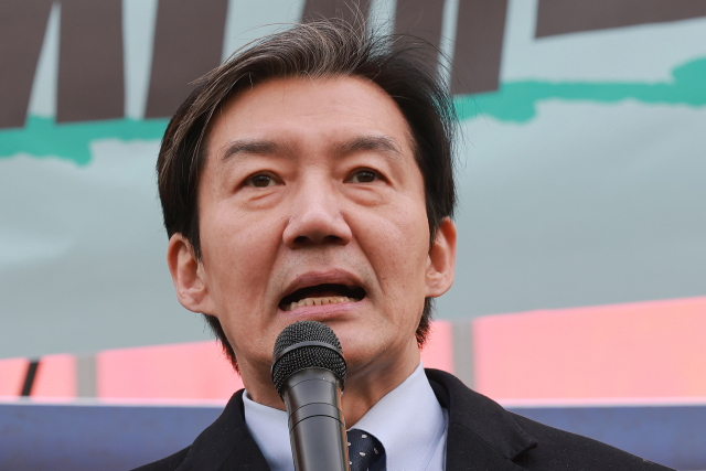 조국혁신당 조국 대표가 5일 서울 영등포역 광장에서 시민사회단체연대회의·전국민중행동 등 시민사회단체와 조국혁신당·진보당·기본소득당·사회민주당·정의당·녹색당이 연 