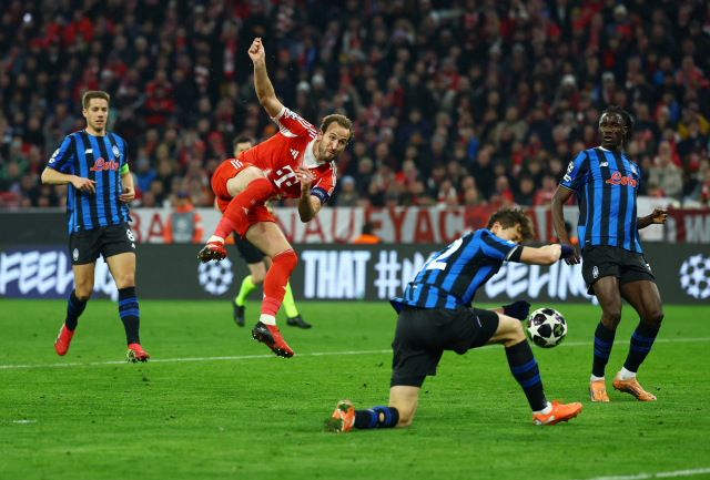 바이에른 뮌헨의 해리 케인이 19일 독일 뮌헨의 알리안츠 아레나에서 열린 UEFA 챔피언스리그 16강 2차전 도중 아탈란타 수비진 사이로 슛을 날리고 있다. 로이터 연합뉴스