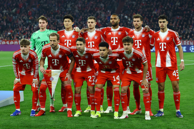 바이에른 뮌헨의 김민재(뒷줄 왼쪽에서 두 번째)가 19일 독일 뮌헨의 알리안츠 아레나에서 UEFA 챔피언스리그 16강 2차전 아탈란타와의 경기가 열리기 직전 선발 출전하는 동료들과 기념 사진을 찍고 있다. 로이터 연합뉴스