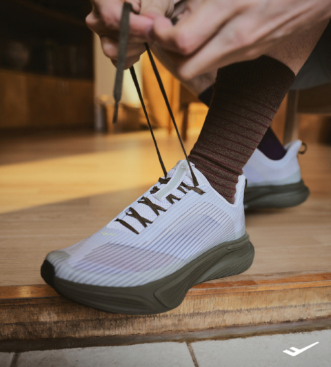 프로스펙스, SWNA 손잡고 러닝화 'SEAM 26' 공개…디자인·기능 결합으로 시장 공략