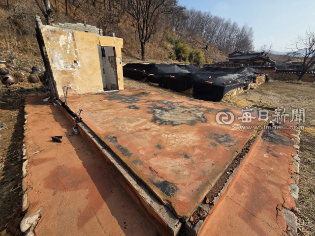 지난해 봄에 발생한 대형 산불로 무너진 청송 사남고택(오른쪽 검은 천)과 관리동의 모습. 전종훈 기자