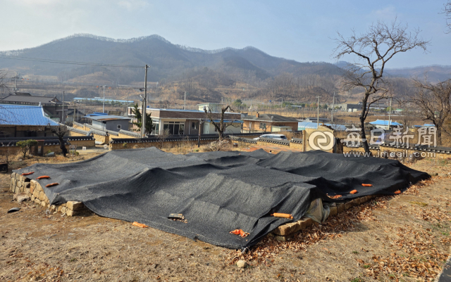 19일 오전 지난해 봄 대형 산불로 소실된 사남고택. 무너진 이후 아직까지 복원되지 않고 있다. 전종훈 기자