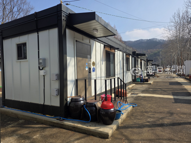 청송군 청송읍 임시주택 단지는 여느 시골집과 비슷하게 입구에 장독들이 놓여져 있고 볕 좋은 곳에는 산나물과 버섯 등이 놓여져 있었다. 전종훈 기자