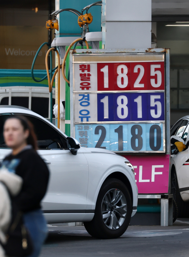 정부 유류 최고가격제로 기름값 누르지만…언제까지 가능할까