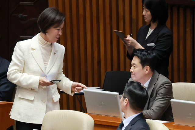 19일 국회에서 열린 3월 임시국회 2차 본회의에서 국민의힘 장동혁 대표가 대구시당위원장인 이인선 의원과 대화하고 있다. 연합뉴스