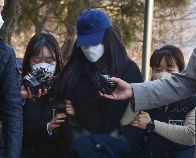 세 살배기 딸을 학대해 숨지게 한 30대 친모 A씨가 19일 경기도 안산시 수원지방법원 안산지원에서 열린 구속 전 피의자 심문(영장실질심사)에 출석하고 있다. A씨는 2020년 2월 당시 시흥시 정왕동 아파트에서 3살이던 친딸 C양을 학대해 숨지게 한 혐의를 받고 있다. 연합뉴스