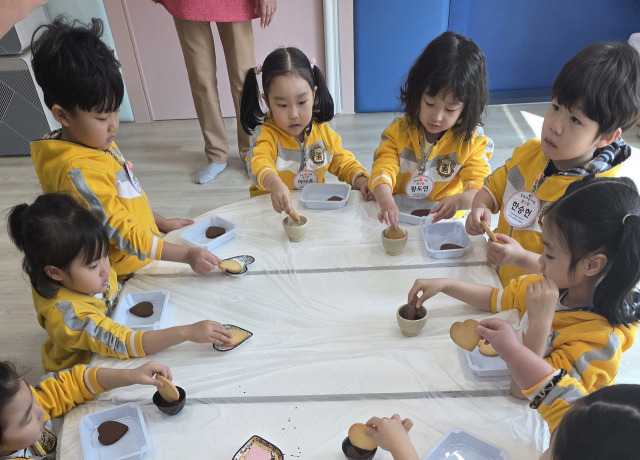 동화 구연을 한 아이들이 친구들과 어울려 수제쿠키 꾸미기를 하며 즐거워하고 있다. 영주시 제공