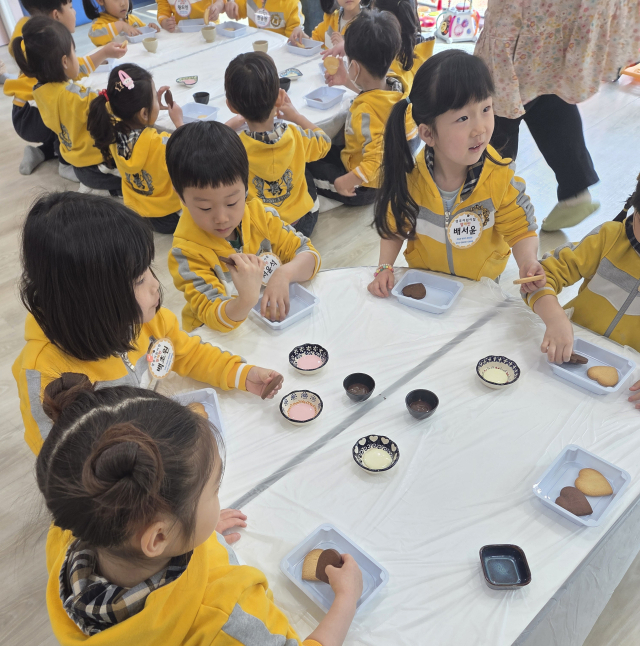 동화 구연을 한 아이들이 친구들과 어울려 수제 쿠키 꾸미기를 하며 즐거워하고 있다. 영주시 제공
