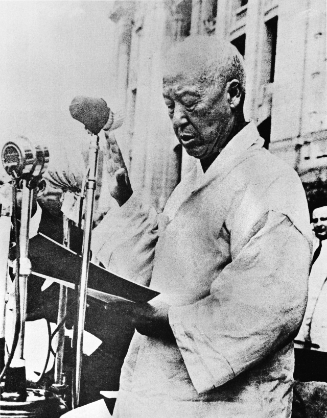 1948년 7월 20일 제헌국회에서 대통령으로 선출된 이승만 초대 대통령이 중앙청에서 열린 정·부통령 취임식에서 취임선서를 하는 모습. 매일신문 DB.