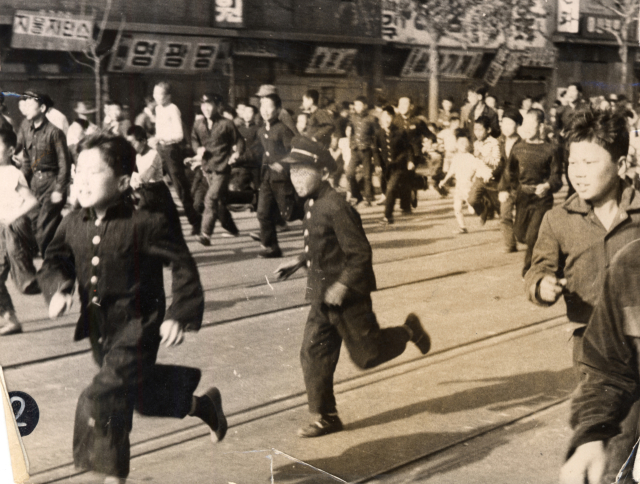 1960년 이승만 대통령 하야후 환호하는 군중들과 학생 그리고 꼬마들이 시내거리를 달리고 있다. 매일신문 DB.